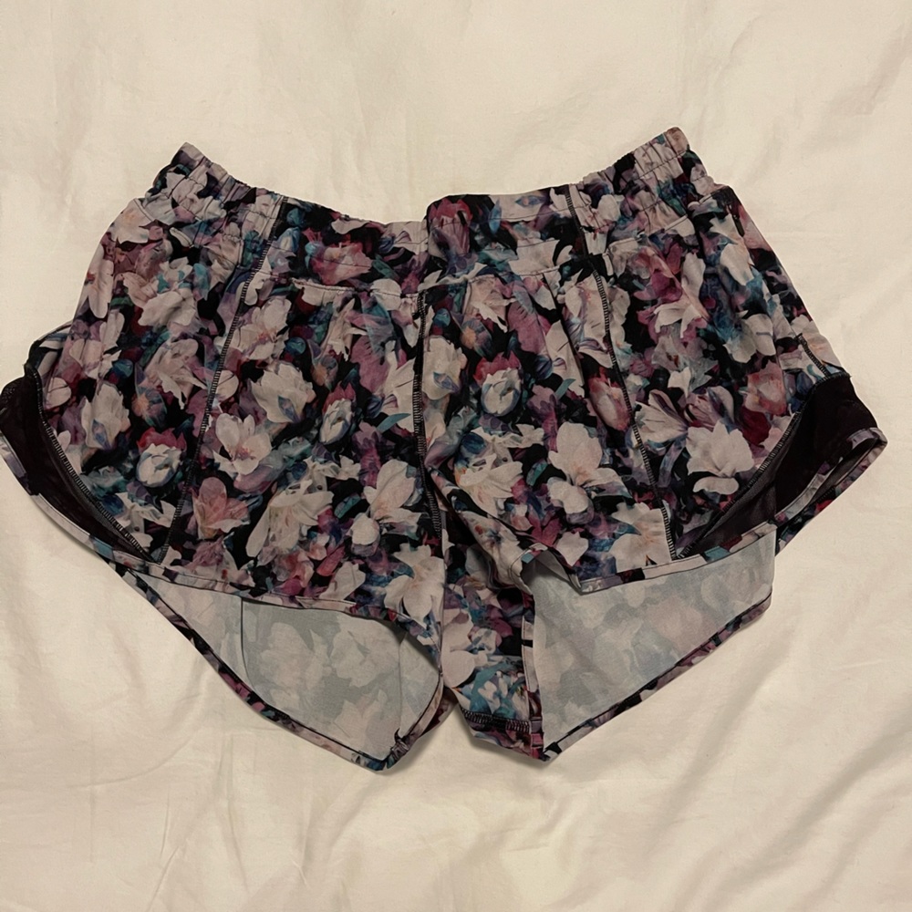 Lululemon Size 10 2.5” Hotty Hot Short